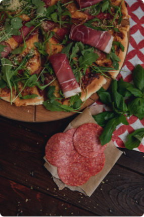 Pizza American Dream z szynką parmeńską, rukolą i peperoni.