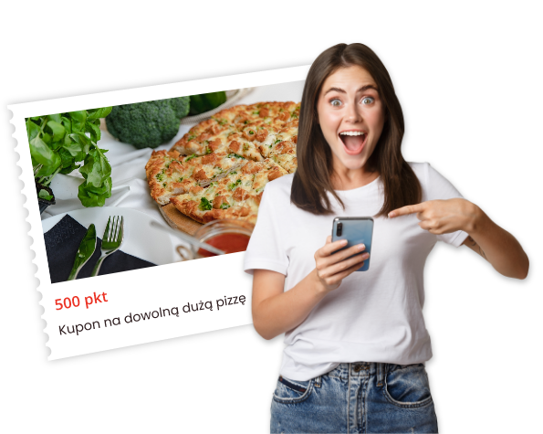 Uśmiechnięta dziewczyna trzymająca telefon komórkowy z aplikacją. Z tyłu kupon rabatowy na dużą pizzę.