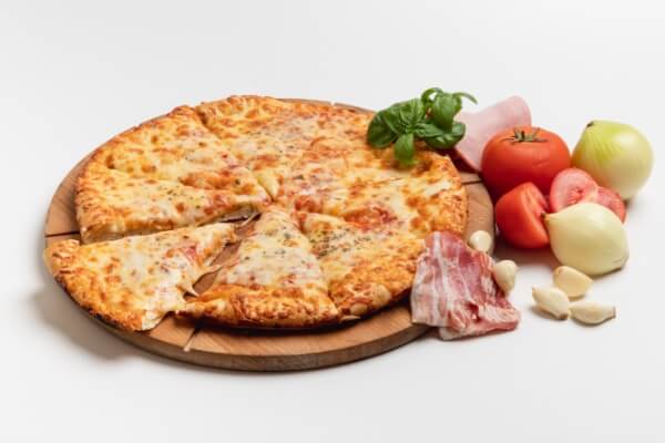 Pizza margherita z możliwością dodania świeżych składników - bekon, cebula, czosnek, cebula, bazylia.
